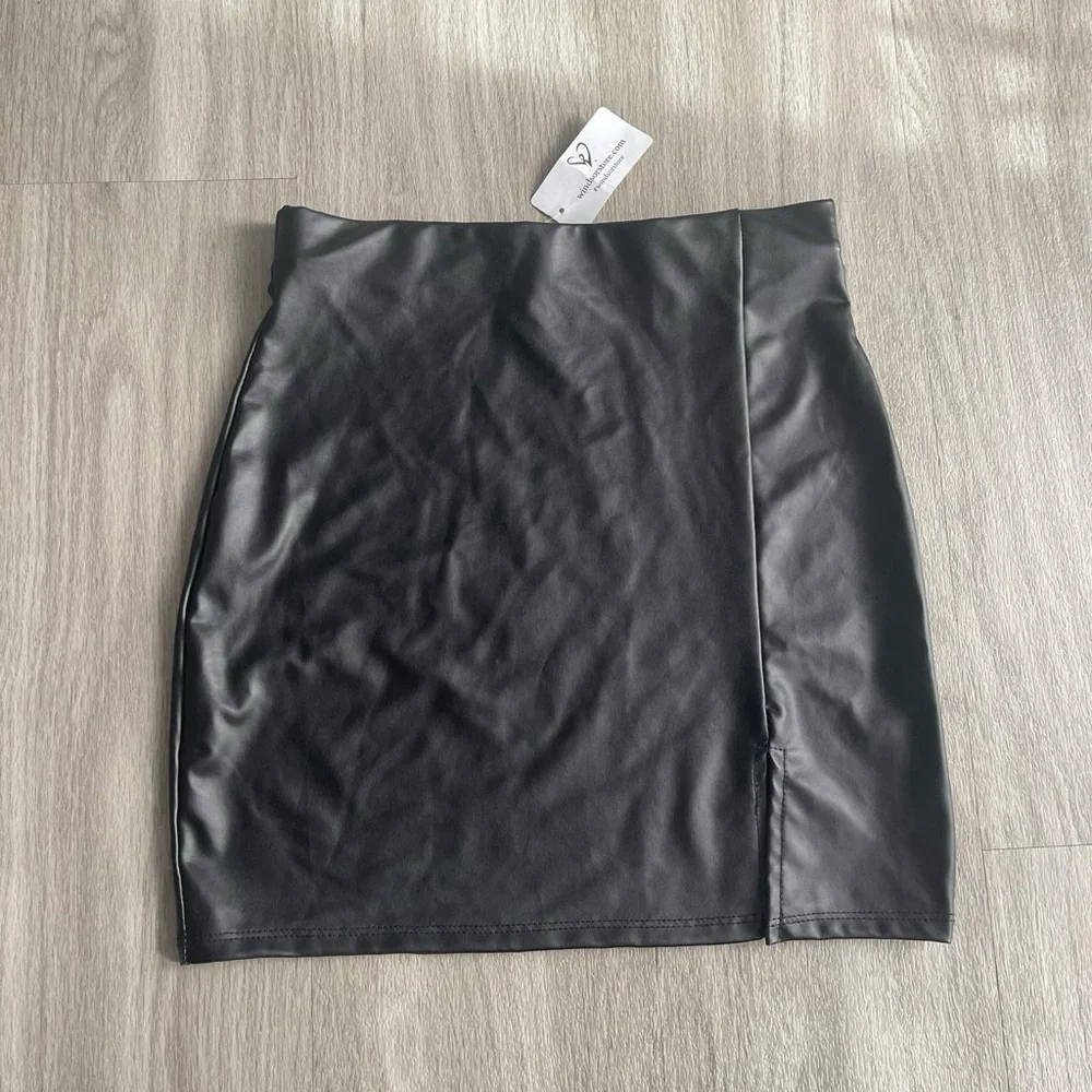 Chic Black Faux Leather Skirt - Picture 1 of 1